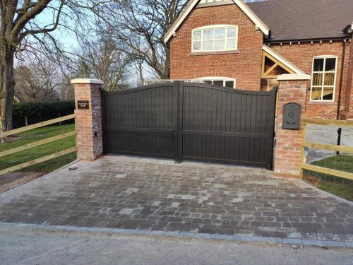 External view of aluminium gate in black with electric operation 
